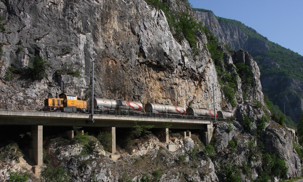 Kurz vor Cacak in Serbien qulte sich am 3.5.2013 die 621-107 mit einem
Tankzug ber die Berge.