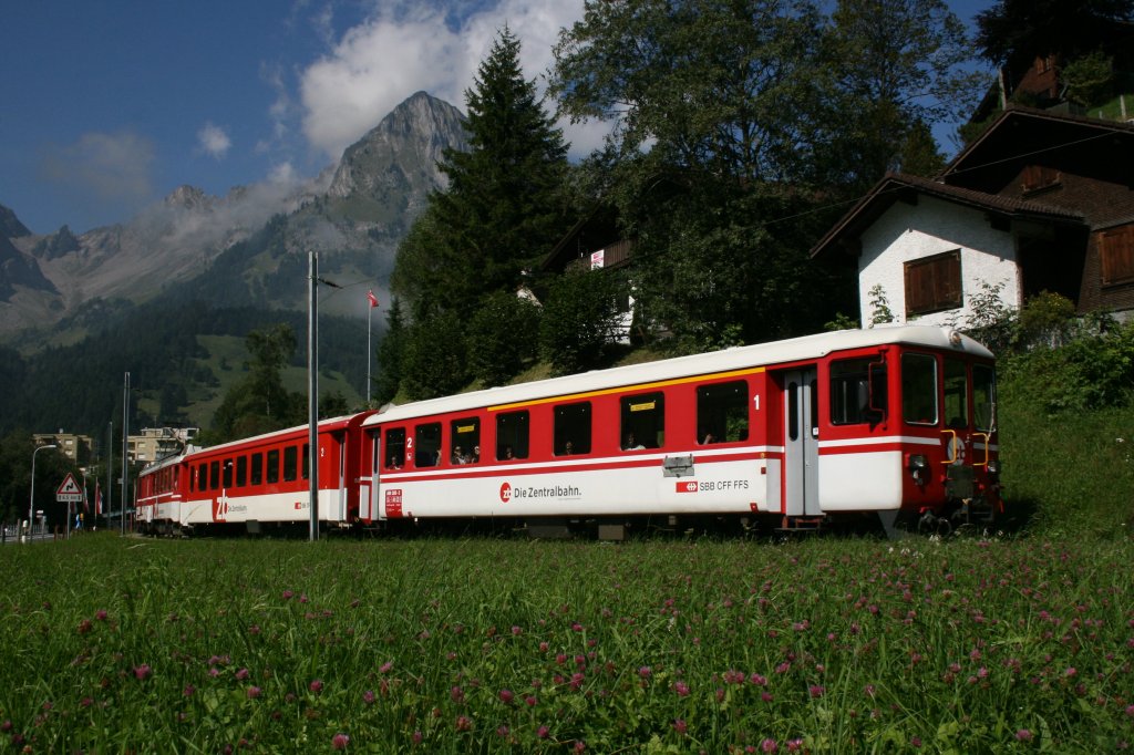 Kurz vor dem Bahnhof Engelberg entstand am 5.9.2010 diese Aufnahme vom IR 3668. Auch er ist mit einem langen EWI-Steuerwagen ausgestattet. 