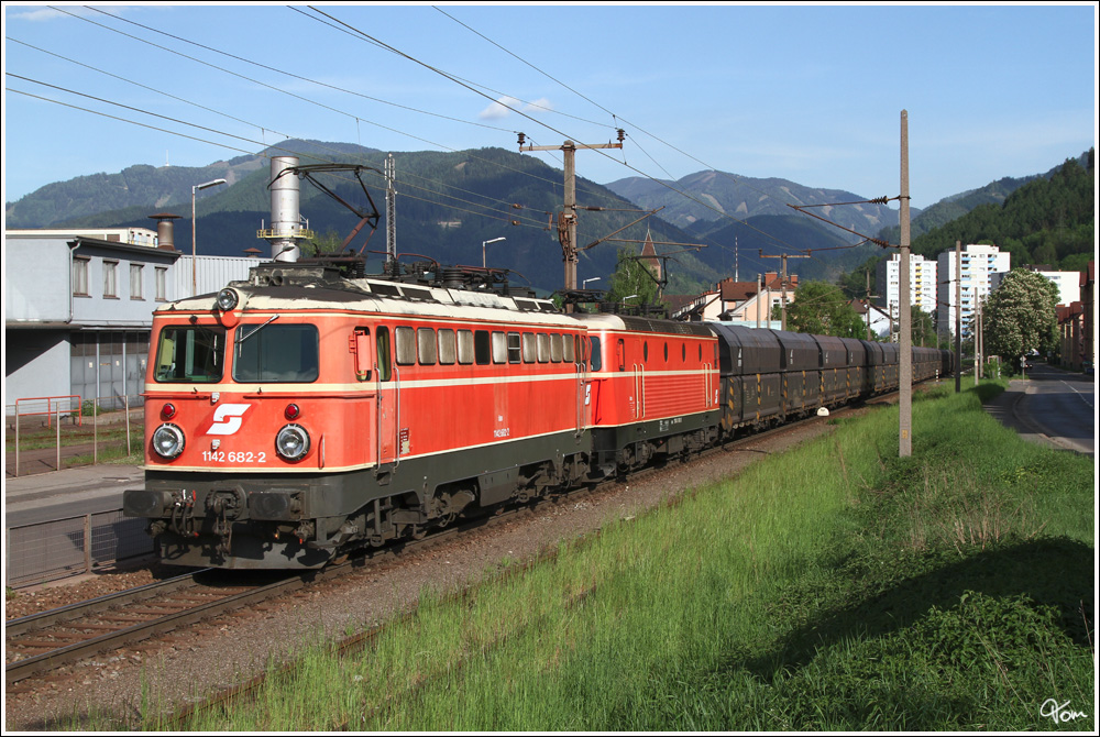 Kurz vor dem Endbahnhof Donawitz, konnten wir das blutorange Tandem, bestehend aus 1142 682 und 1144 040 mit dem Erzzug  58666  von Eisenerz nach Donawitz nochmals in der Abendsonne ablichten.
Donawitz 10_5_2012