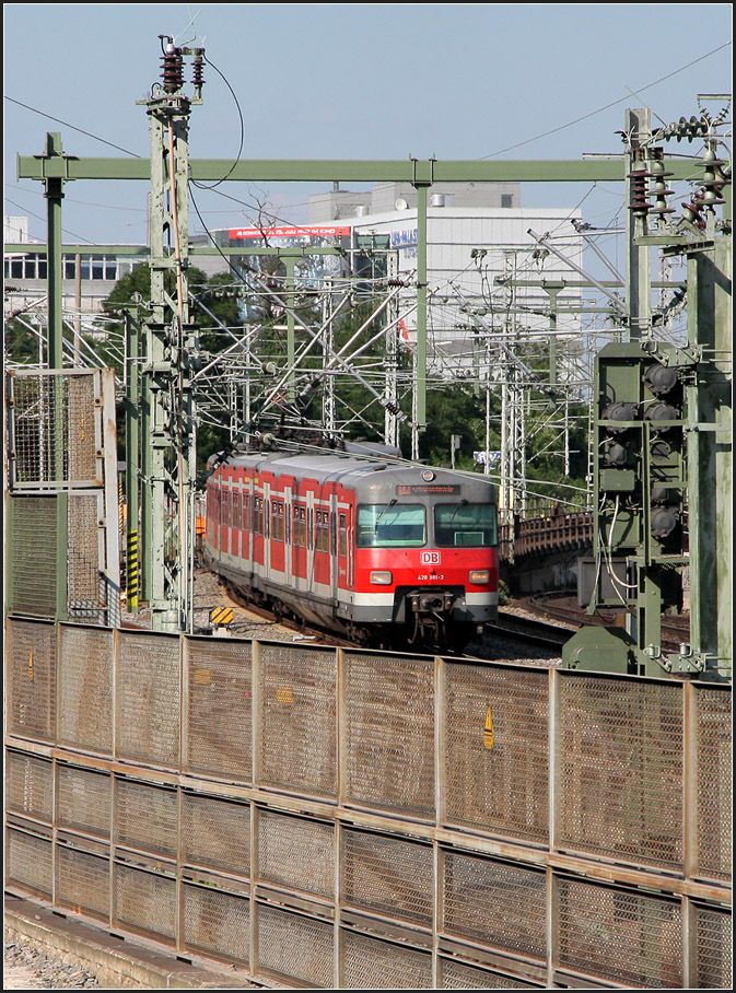 Kurz vor dem Innenstadttunnel - 

Eine S-Bahn aus Richtung Ludwigsburg wird gleich in den S-Bahntunnel am Stuttgarter Hauptbahnhof abtauchen. Durch die Verlegung der Bahnsteige nach hinten, kommt man jetzt in früher unzugängliche Bereiche des Gleisvorfeldes. Leider ist die Tunnelrampe hoch eingezäunt, so sind hier nur bedingt Aufnahmen möglich. 

20.07.2013 (M)