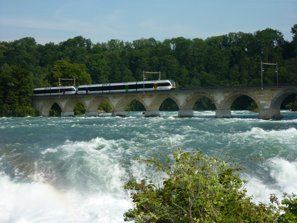 Kurz vor dem Rheinfall berquert die Bahnlinie Schaffhausen-Winterthur den Rhein. Hier passiert am 29.6.2010 ein Thurbo die Brcke.