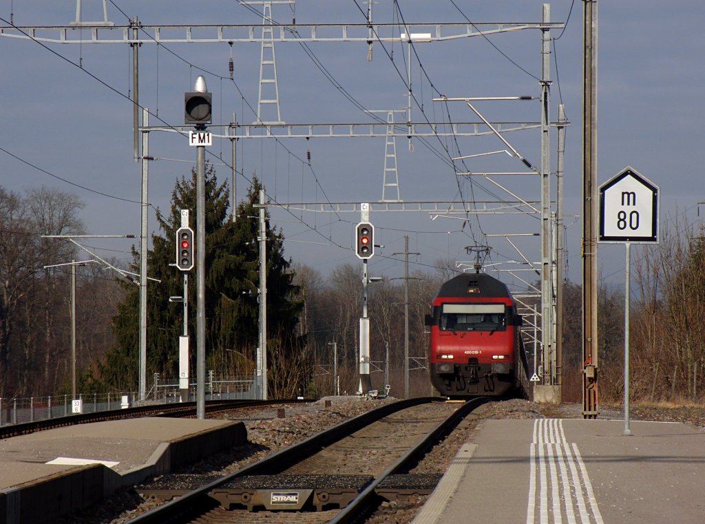 Kurz vor der Durchfahrt durch den Bahnhof Lengwil zieht am 14.01.2012 Re 460 015-1 den IR 2122 von Konstanz nach Biel den Seercken hinauf.
