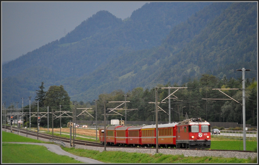 Kurz vor einem Gewitter nhert sich bei Felsberg RE1144 mit Ge 4/4 II 621  Felsberg  der Bndner Hauptstadt. (17.09.2011)
