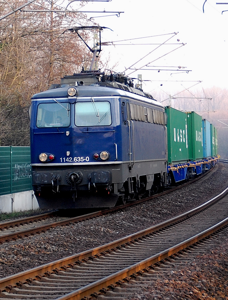 Kurz vor der Einfahrt in den Bahnhof Grevenbroich kommt am spten Nachmittag des 4.Mrz2011 1142 635-0 mit einem Containerzug gen Rheydt gefahren.