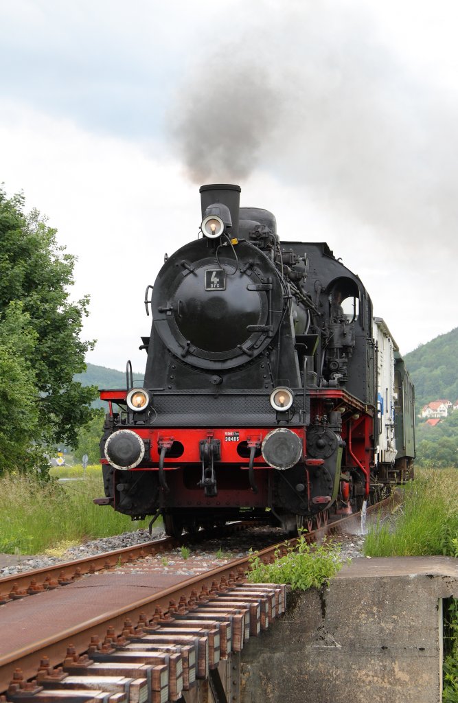 Kurz vor der Einfahrt in den Haltepunkt Gasseldorf wird die ELNA 6, bei der DFS als Lok 4 bezeichnet, eine kleine Blechtrgerbrcke berqueren. 