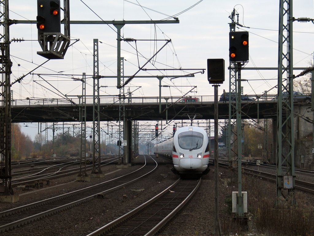Kurz vor der Einfahrt in Kassel-Wilhelmshhe, der ICE 1130 auf dem Weg nach Bremen am 19.11.2011.