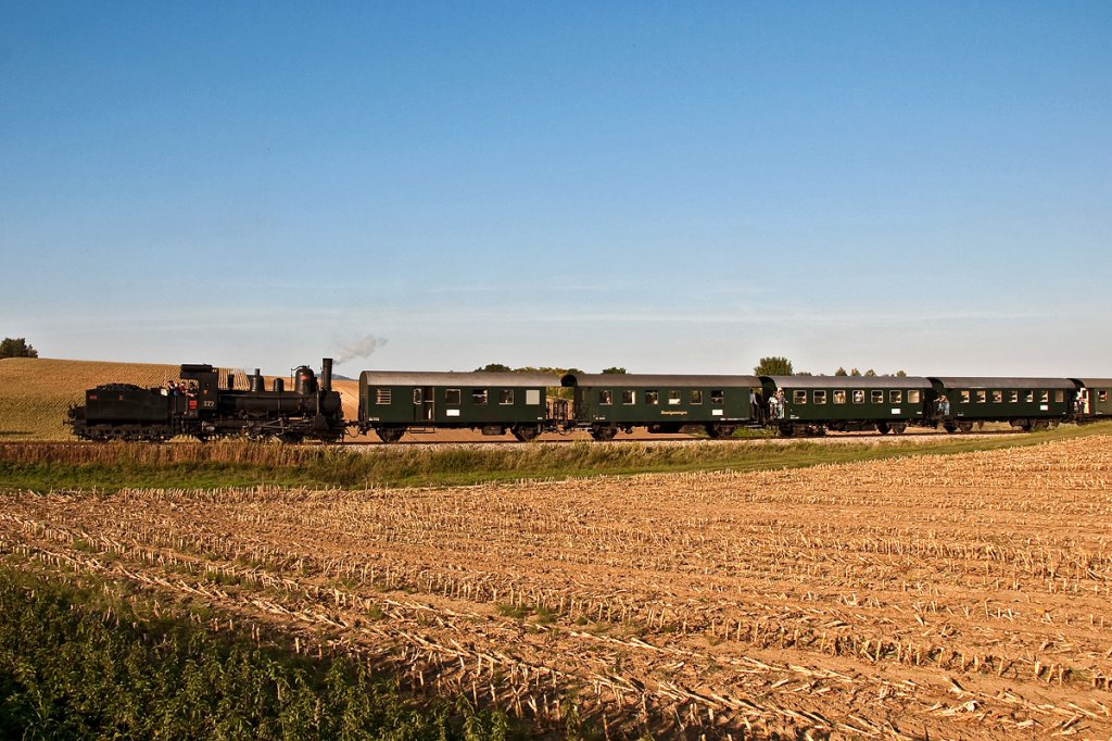 Kurz vor der EK zwischen Ernstbrunn und Naglern enstand am spten Nachmittag des 24.09.2011 diese Aufnahme des EZ 7399 nach Korneuburg.