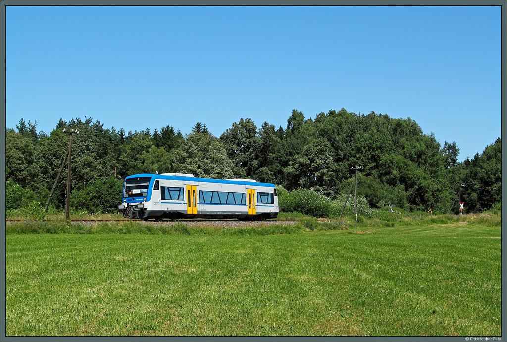 Kurz vor Grovoigtsberg hat 650 057-2 der Freiberger Eisenbahn den der Strecke den Namen gebenden Zellwald verlassen. Der Sonderzug verkehrte am 21.07.2013 anlsslich des 140-jhrigen Streckenjubilums.