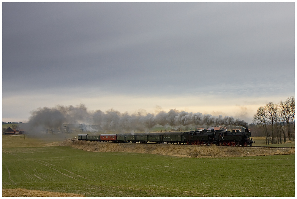 Kurz vor der Hst. Oberbrunn geht es bergwärts in einem langen Bogen dem Hausruck zu. Die 77.28 und 78.618 befördern hier den R14316 (Simbach-Ried-Attnang-Puchheim). 13.3.2011