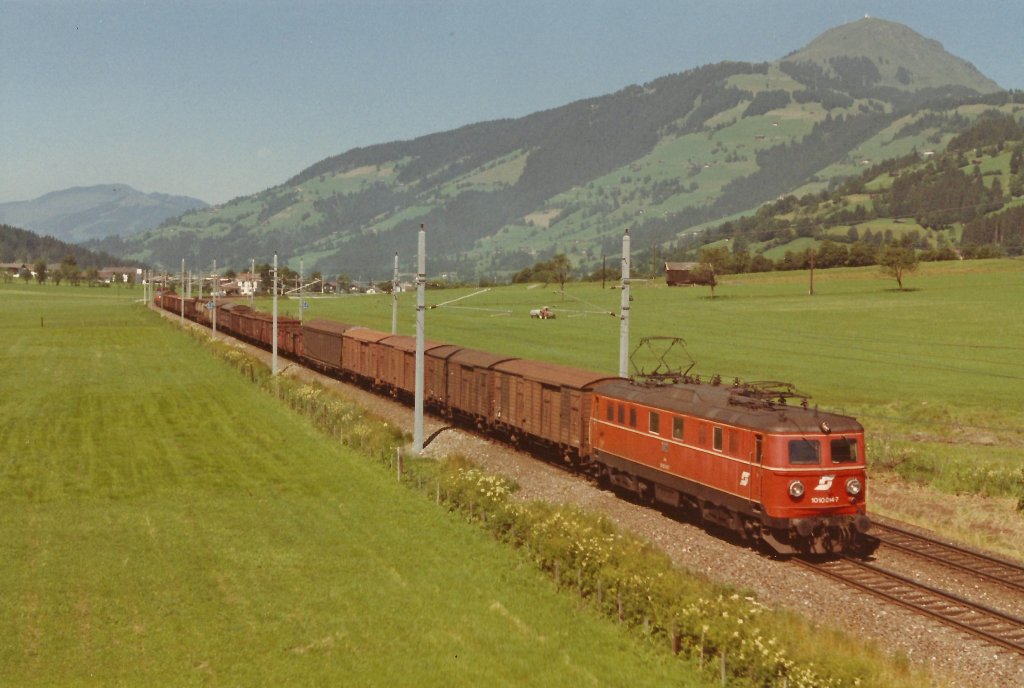 Kurz vor Kirchberg/T. fhrt 1010.014 mit G.Z. in Richtung Salzburg. Juli 1991
