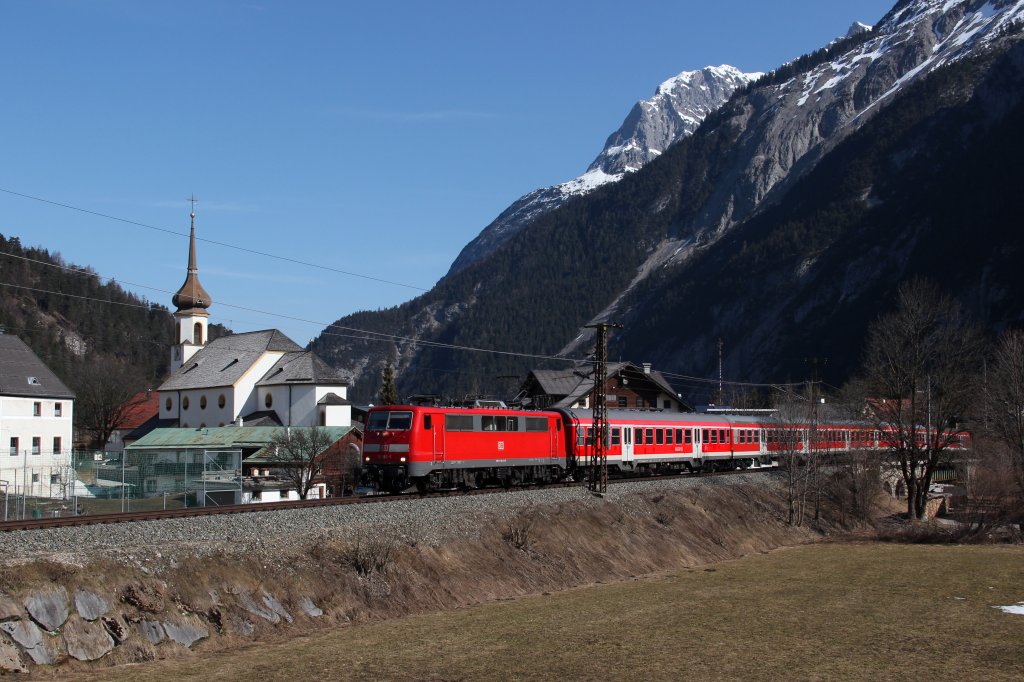 Kurz vor knapp :
Am 04.04.13 gelang mir diese Aufnahme der DB AG 111 180 mit ihrem Regionalzug von Mnchen Hbf nach Innsbruck in Scharnitz.
Ab dem 07.04.13 verkehren die Zge nur noch bis Mittenwald.