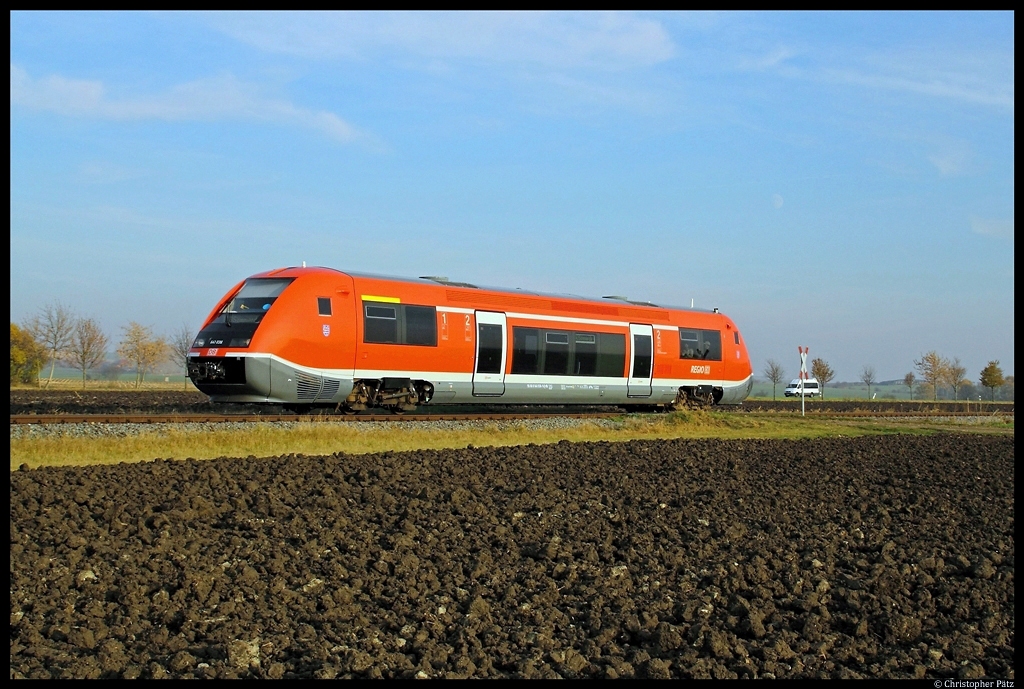 Kurz vor Klleda rollt 641 036 am 5.11.2011 ber einen nicht technisch gesicherten Bahnbergang.