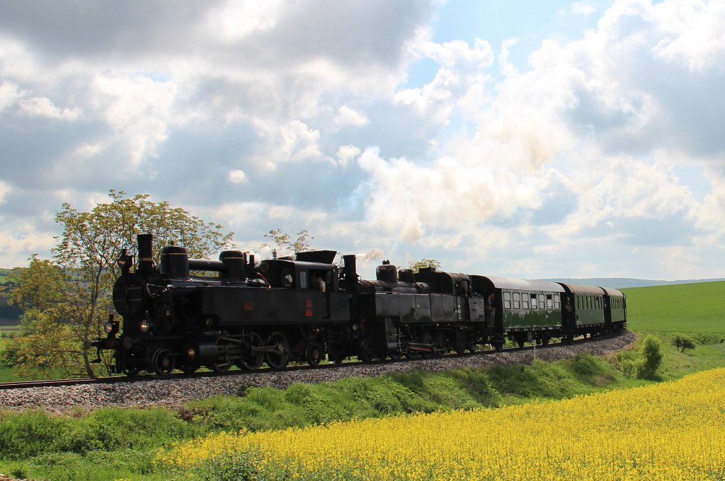 Kurz vor der legen - warte es kommt gleich - dren Eisenbahnkreutzung in Wetzleinsdorf entstand dieses Foto von der 30 33 und der 93 1420 mit dem SEZ 14818 von Korneuburg (Ko) nach Erstbrunn (Erb); am 05.05.2013