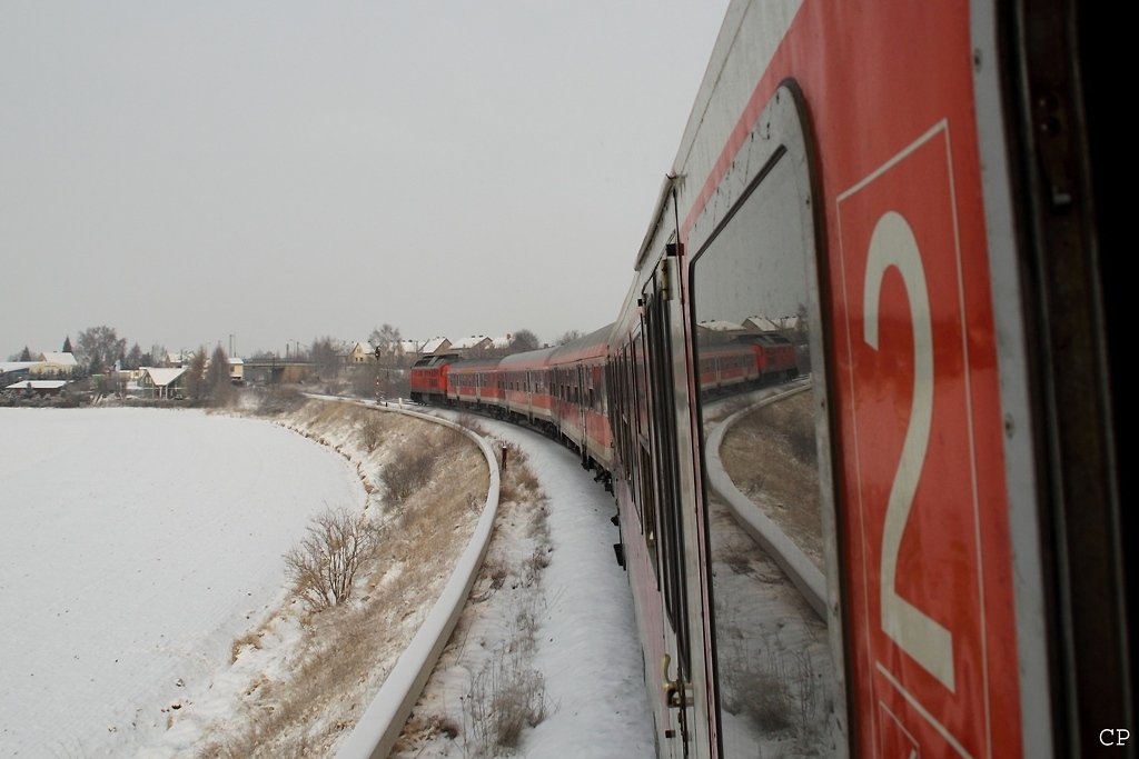 Kurz vor Lehndorf werden wir auf die elektrifizierte Strecke Richtung Leipzig geleitet. 232 569-4 legt sich am 19.12.2009 mit dem RE 3623 schn in die Kurve. Wer htte gedacht, dass man solche Zge im Jahr 2009 nochmal genieen durfte?!