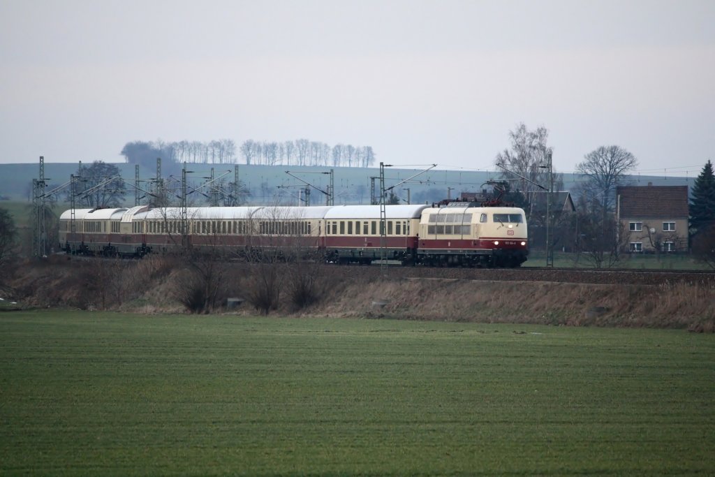 Kurz vor noch unm�glicheren Lichtbedingungen konnte 103 184 mit ihrem TEE-Sonderzug nach Dresden bei Jessen mit ISO 1600 auf den Chip gebannt werden. 29.12.09