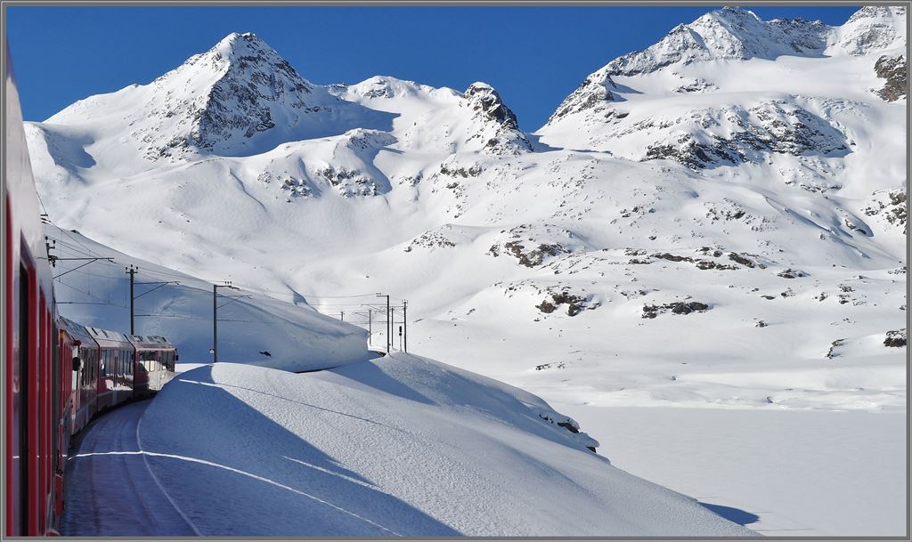 Kurz vor Ospizio Bernina 2253m /M. mit Lago Bianca, sowie Piz d`Arlas und Piz Cambrena. (15.04.2013)
