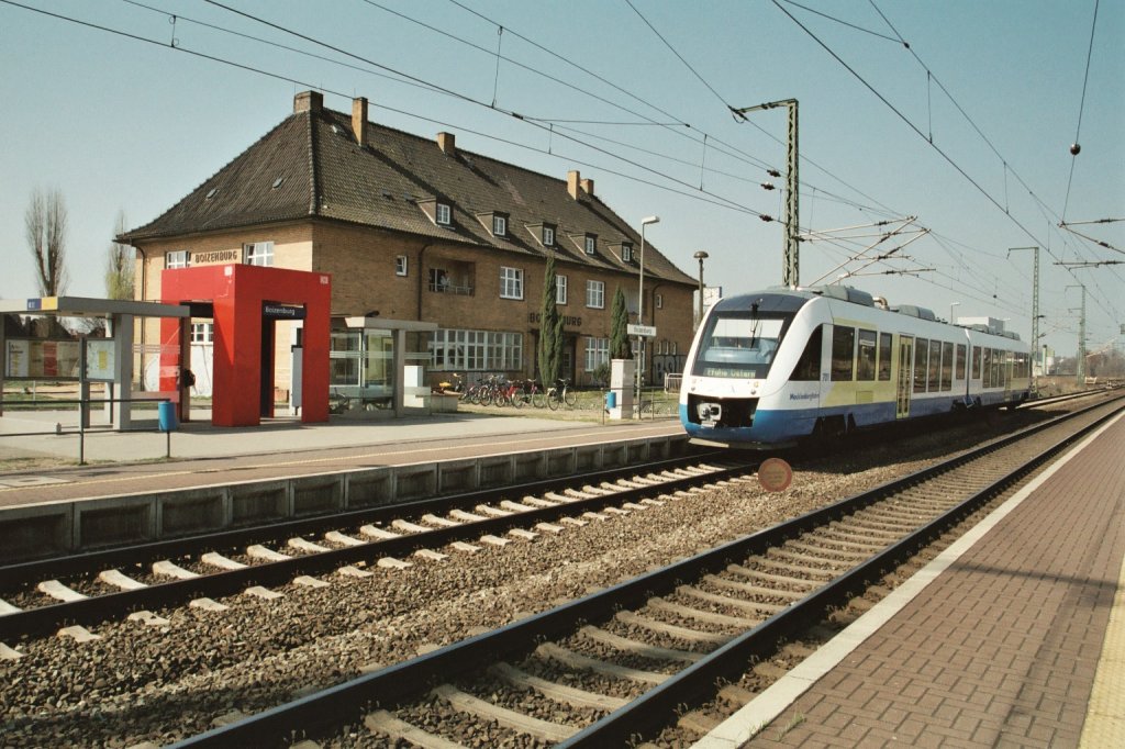 Kurz vor Ostern im Jahre 2003 kam der TW 701 der Mecklenburgbahn (OLA) zur Erprobungs und Messfahrten auf der Strecke von Schwerin nach Bchen zum Einsatz hier auf der Rckfahrt in Boizenburg.