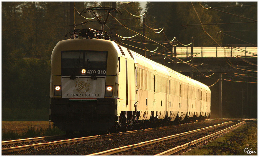 Kurz vor Sonnenuntergang, fhrt MAV 470 010  Aranycsapat  mit dem IC 530 (Villach - Wien Meidling) durch das Murtal. 
Zeltweg 15.8.2012