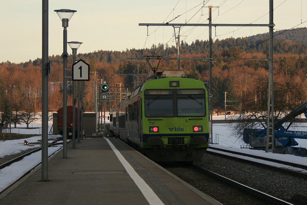 Kurz vor Sonnenuntergang verlsst die S2 15267, geschoben vom RBDe 565 731, den bereits schattigen Bahnhof Worb SBB in Richtung Langnau. 22.2.2010