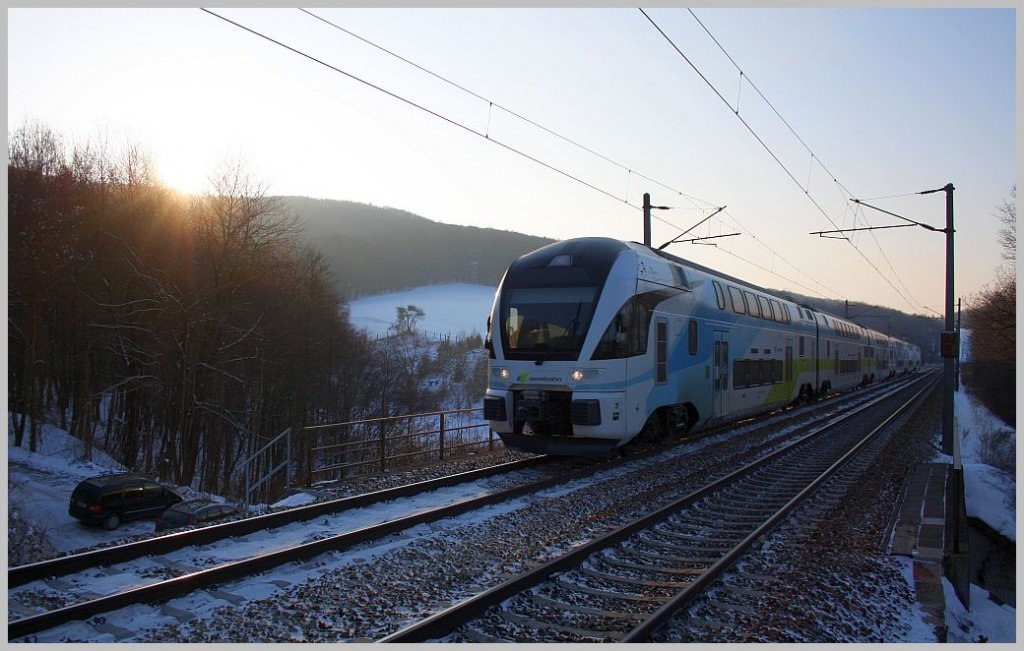 Kurz vor Sonnenuntergang ist WESTbahn 17515 in Unter Oberndorf Richtung Wien unterwegs. 12.2.12