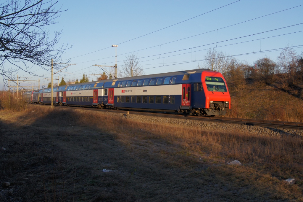 Kurz vor Sonnenuntergang wurde dieses Bild einer S 9 aufgenommen. Dreissig Sekunden spter war die Sonne weg. (Stettbach, 3.1.11)