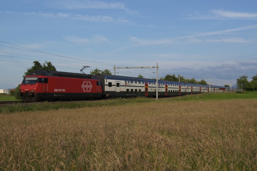 Kurz vor Sonnenuntergang wurde dieses Bild der Re 460 078-9 aufgenommen (Algetshausen-Henau, 28.5.11)