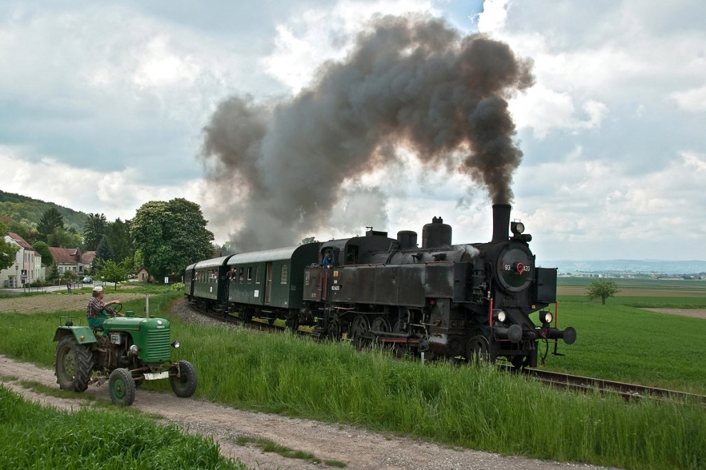 Kurz vor der Steigung am Mollmannsdorfer Berg, ergab sich  rein zufllig  das nette Zusammentreffen dieser beiden alten Eisen. Mollmannsdorf, am 13.05.2010.