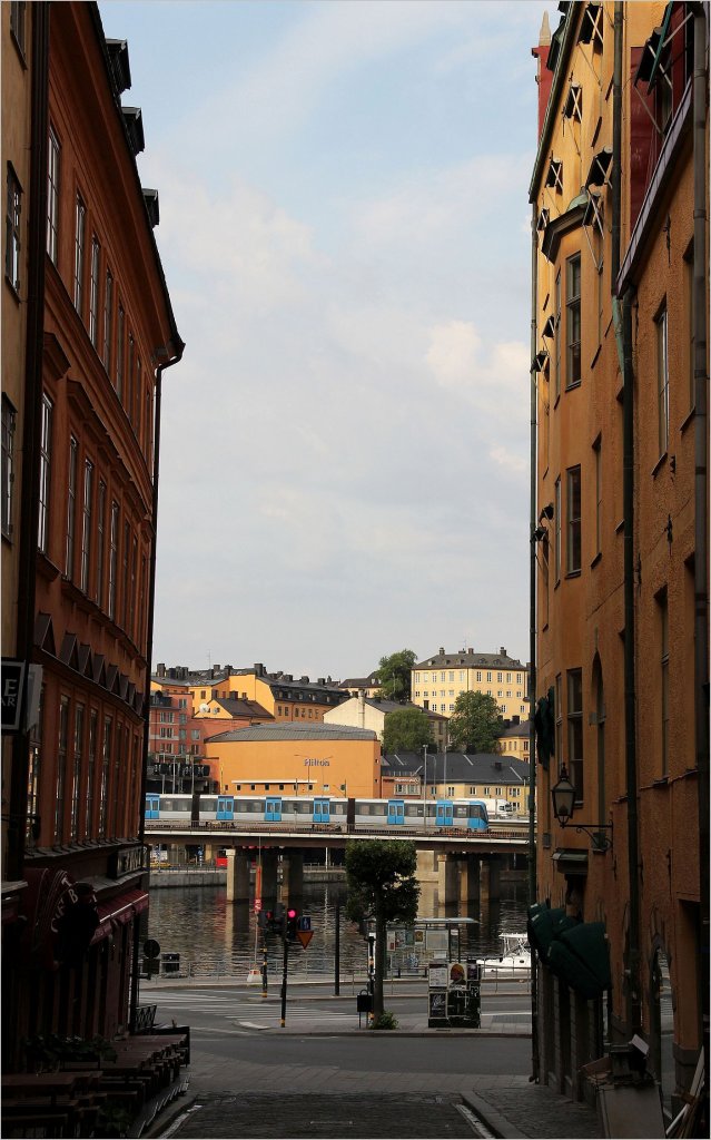 Kurz vor der Tunnelbana Station Gamla Stan f�hrt diese am gleichnamigen Stadtteil vorbei... 26.7.12