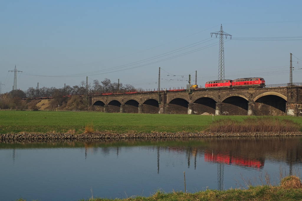 Kurz vor Umstellung auf Sommerzeit fhrt ein 225er-Doppel auf die Ruhrbrcke in Duisburg