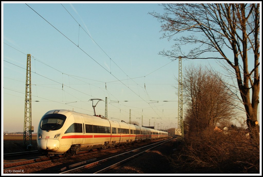 Kurz vor unserer Abfahrt kam uns noch der ICE Wien Westbf. - Frankfurt (Main) Hbf entgegen. Er beendete einen weniger erfolgreichen aber daf�r lustigen Tag in Mangolding. (07.02.2011, Mangolding) 