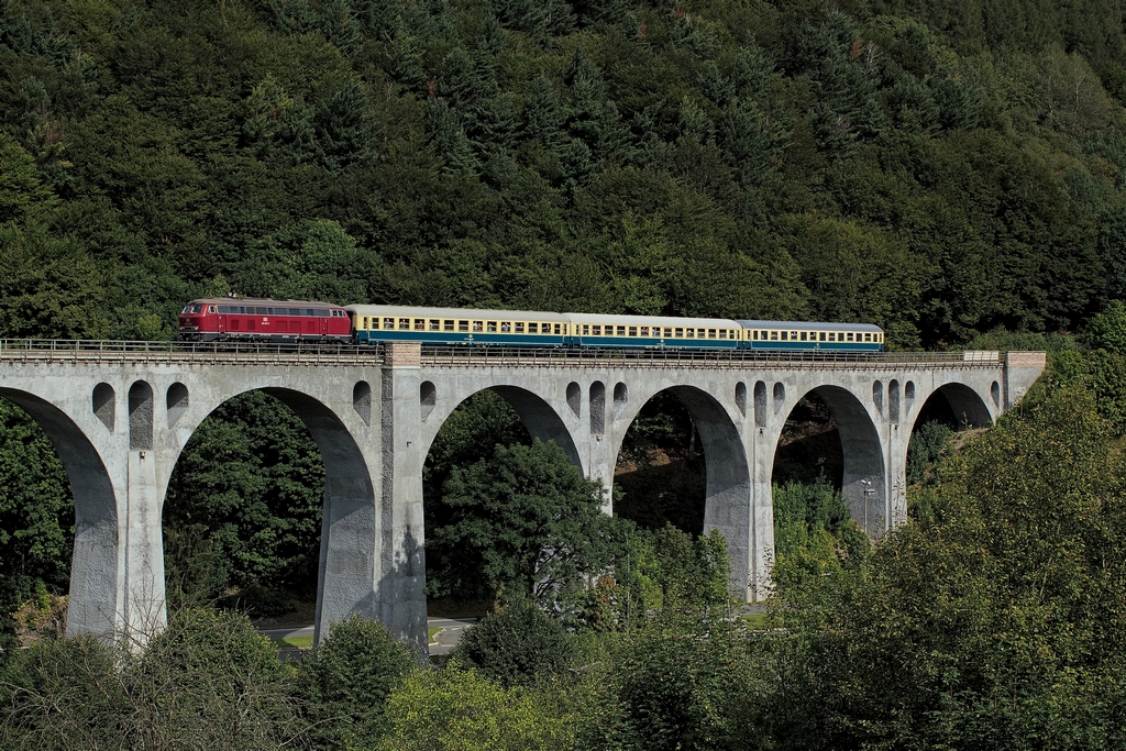 Kurz vor Willingen geht es ber ein Viadukt. Anlssig 10 Jahre Kurhessenbahn fuhren die RBs alle mit historischen Zgen. Die 218 387 ist unter Eisenbahnfreunden umstritten, da sie in der Vergangenheit nie altrot war.