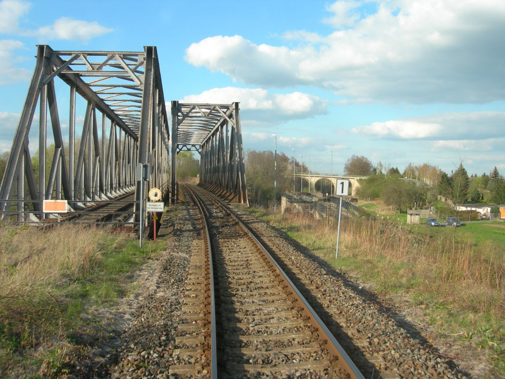 Kurz vor Zeitz berquert man dann ber diese Brcke die Zufahrt zum Gterbahnhof. Die Brcke ist mehr als baufllig und schon seit Jahren eine Langsamfahrstelle mit 10 km/h. Fotografiert aus der RB 34727 an 16.04.2012. 