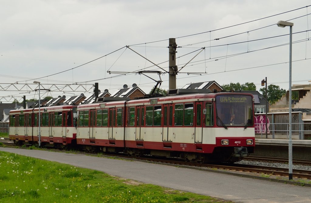 Kurz vorm Bahnbergang Meyersweg am Bahnhof Grgesheide ist dieser U74 Zug nach Benrath zu sehen, der auf die Erlaubnis wartet an den Bahnsteig heran zu fahren. Samstag 18.5.2013