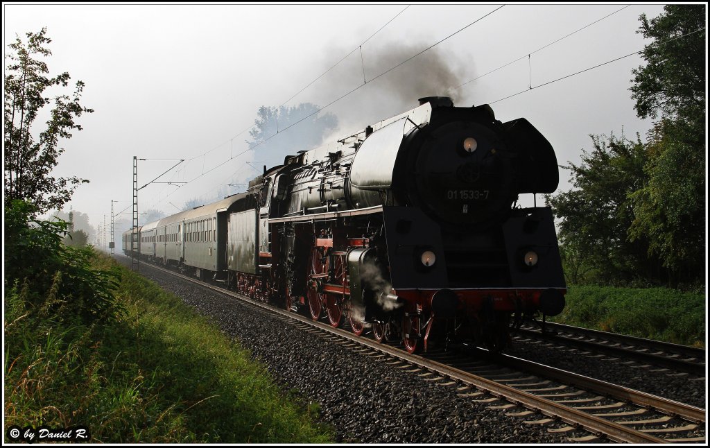 Kurz vorm Einfahrtssignal in Mangolding (kurz Esig) konnte ich 01 (1)533 der GEG ablichten. Sie musste halten, wodurch ich sie berholen konnte. Sie war mit dem 29. Landkreissonderzug unterwegs. (03.09.2011, Mangolding)
