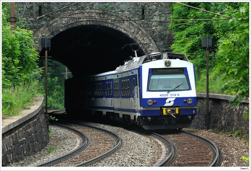 Kurz vorm Ende nochmal einen 4020 am Semmering erlegt: 4020.274 alias R2964 beim 89m langen Eichbergtunnel. Ab 5.7.2010 werden sie ja durch 5047er ersetzt; 13.6.2010.