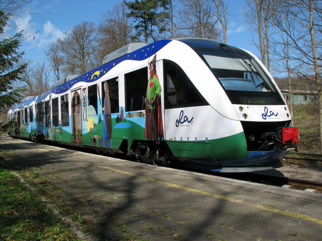 Kurze Pause im Bahnhof von Gadebusch am 10.04.2010. fr den VT 702 Der OLA mit der Werbung fr die Sagen und Mrchenstrae MV