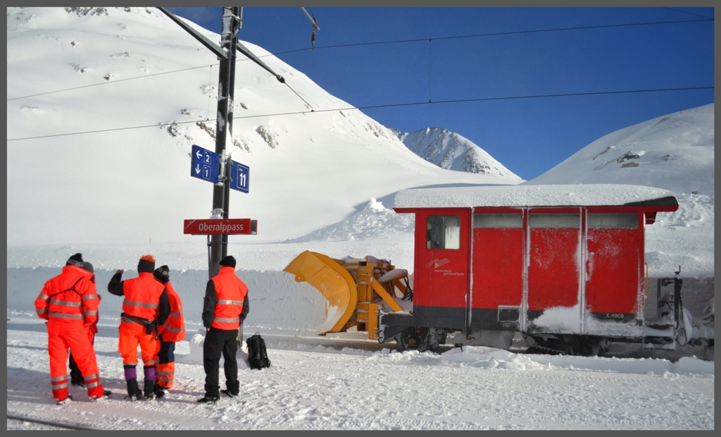 Kurze Pause vor dem Schneepflug X4908 in der Station Oberalppass. (10.01.2012)