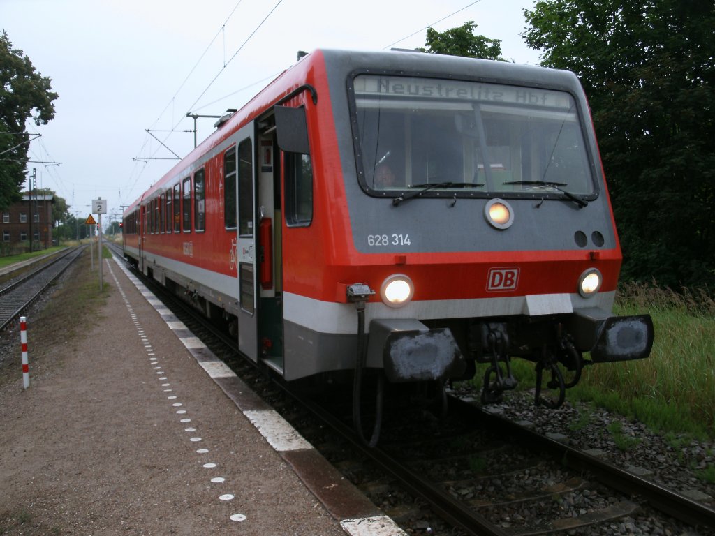 Kurze Verschnaufpause fr das Lok-und Zugpersonal vom 628 314,auf der Fahrt von Stralsund nach Neustrelitz,am 14.Juli 2012,in Sternfeld.Grund ist die planmige Zugkreuzung mit der OLA. 