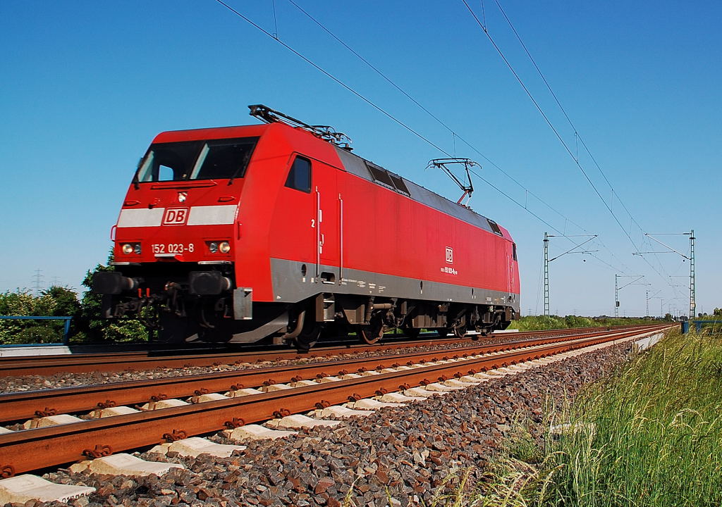 Kurze Zeit nach dem die 152 023-8 den Nievenheimer abgeliefert hat, kommt sie nach Neuss zur�ckgefahren an diesem 26.5.2012