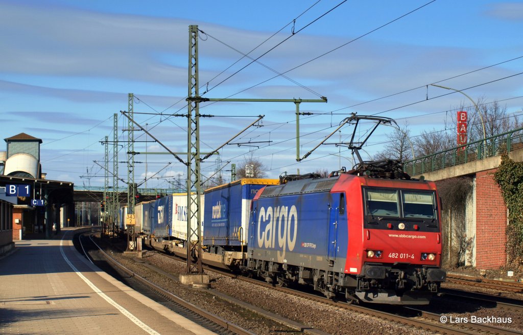 Kurze Zeit spter fhrt Re 482 011-4 mit dem DGS 43677 Lbeck-Skandinavienkai - Novara durch Hamburg-Harburg Richtung Norditalien. Aufgenommen am 19.03.11.