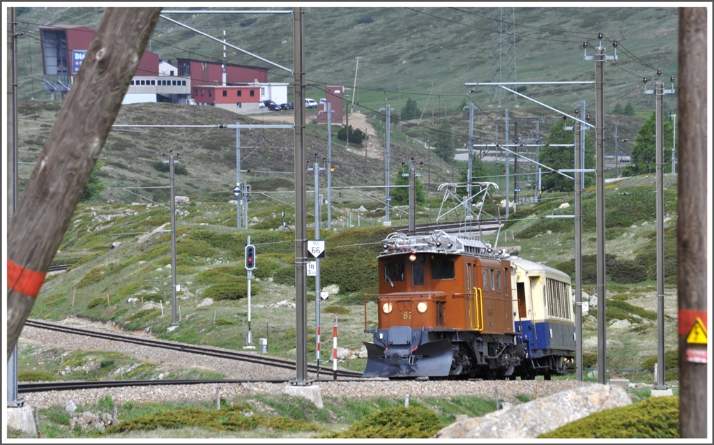 Kurze Zeit spter folgt der Extrazug mit der Ge 4/4 182. (21.06.2012)