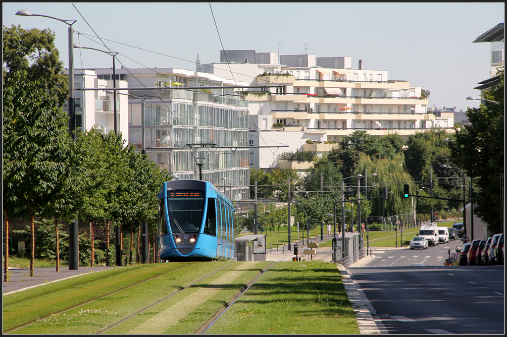 Kurzer Anstieg fast geschafft - 

Südlich der Haltestelle  Courlancy  muss die Tram eine kurze Steigung bewältigen. 

24.07.2012 (M)