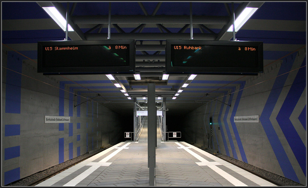 Kurzer Bahnsteig - 

Mit 40 Meter Bahnsteiglänge ist der U-Bahnhof  Kirchtalstraße  die kürzeste unterirdische Station in Stuttgart. Sie entstand, wie auch der Tunnel in Richtung Zuffenhausen Rathaus in Deckelbauweise, das heißt zuerst wurden die Wände und Decke gebaut und dann wurde darunter der Hohlraum für die Station und den Tunnel gegraben. Der Tunnel in Richtung Salzwiesenstraße wurde dagegen bergmännisch in NÖT aufgefahren. 

10.12.2011 (M)