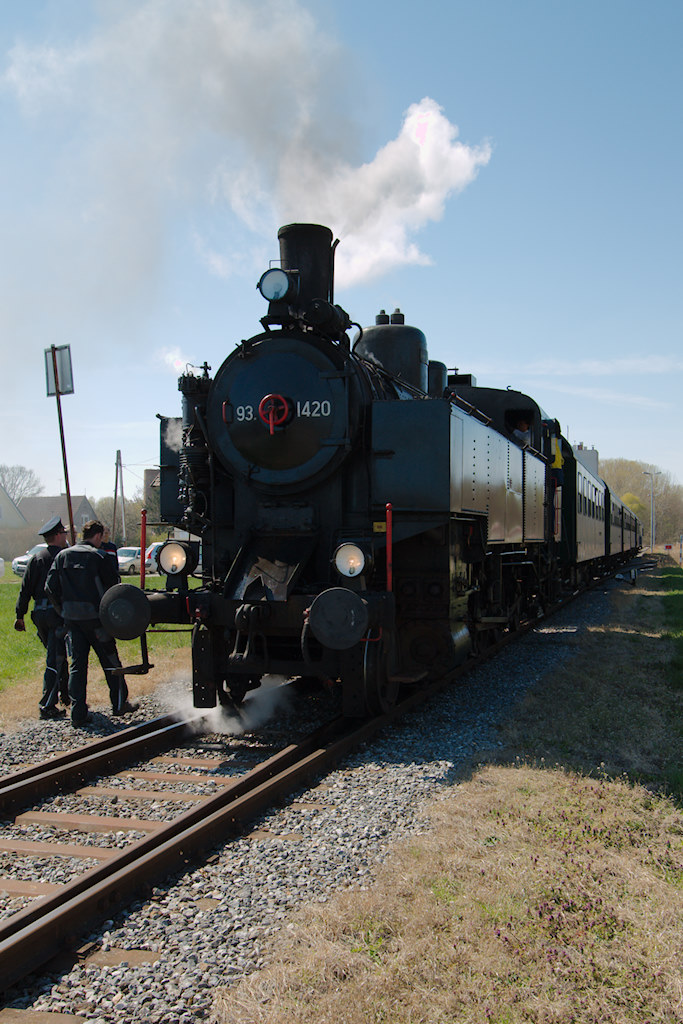 Kurzer Halt in Prinzendorf -Rannersdorf. Lokfhrer und Heizer inspizieren gerade die 93.1420. [09.04.2012]