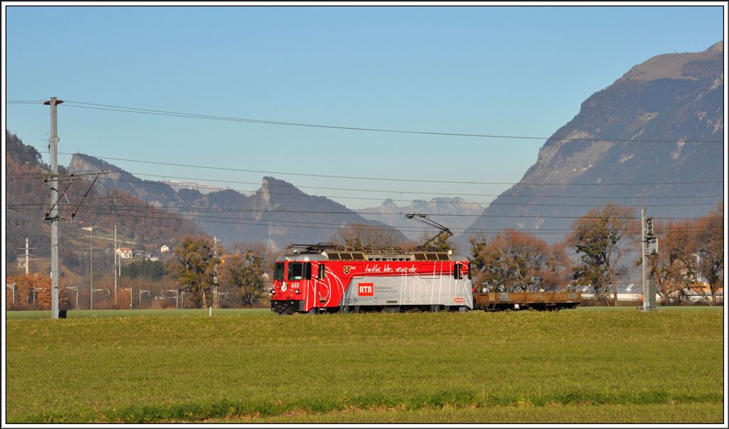 Kurzgterzug mit Ge 4/4 II 633  Zuoz  zwischen Igis und Zizers. (20.11.2012)
