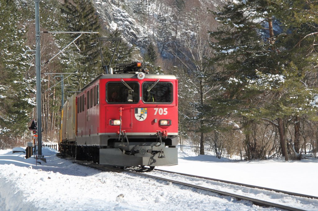 Kurzgterzug Richtung Landquart mit Ge 6/6 II 705 zwischen Grsch und Malans.14.02.13 

