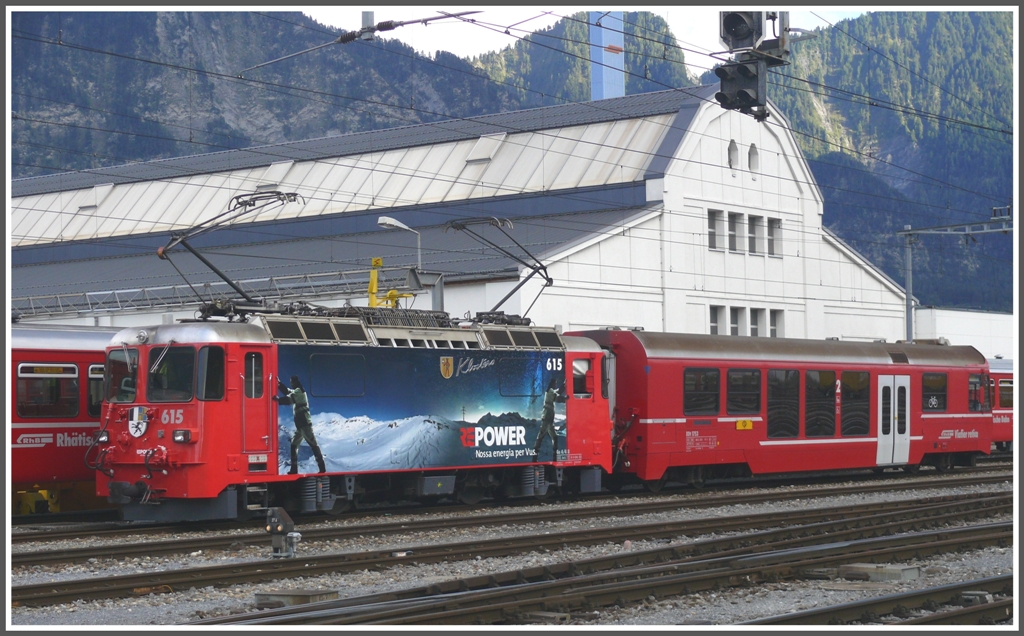 Kurzpendel mit Ge 4/4 II 615  Klosters  und Stadler Steuerwagen 1753 vor der Hauptwerksttte Landquart. (09.09.2010)