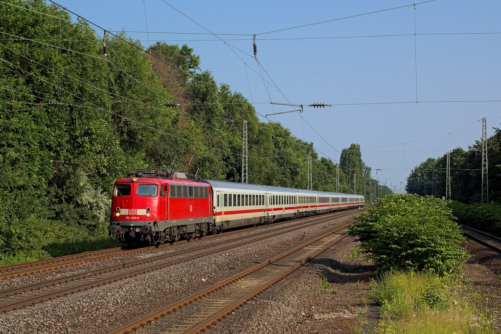 Kurzzeitig kam die 110 406 nochmal in Fernverkehrsdienste. So bespannte sie am 9.7.2013 u.a. den IC 137, der soeben Dsseldorf-Garath hinter sich bringt
