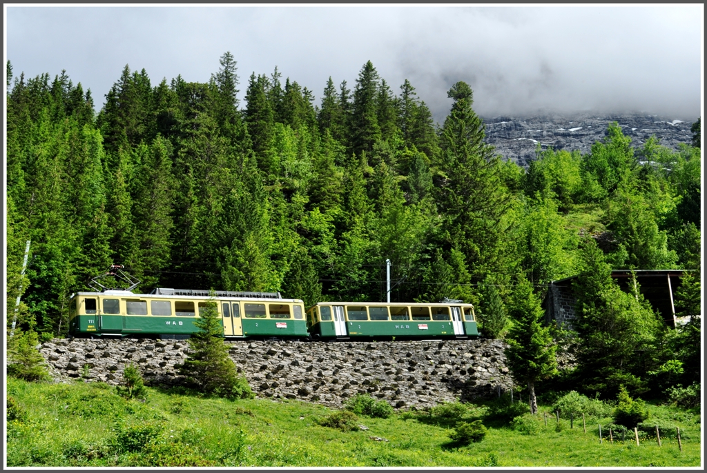 Kurzzug mit BDhe 4/4 111 auf einer Sttzmauer oberhalb von Alpiglen. (27.06.2012)