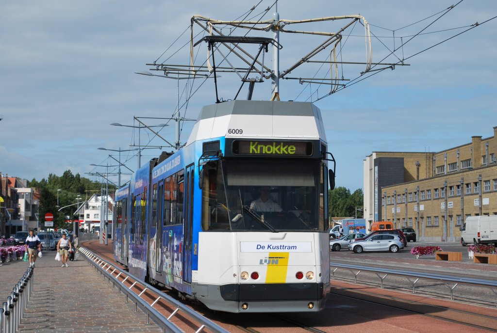  Kusttram  De Panne - Knokke fhrt durch Nieuwpoort-Stad (28. August 2009)
